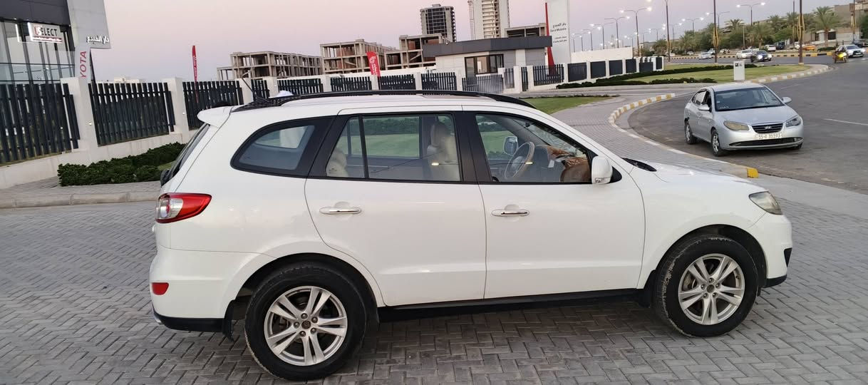 للبيع ، سيارة  كفاله عامه
عائلية مميزة ومرتبة :
​نوع السيارة: هيونداي سنتافي (Hyundai Santa Fe).
​لون السيارة: أبيض (لون ملكي ونظيف، مثل ما موضح بالصور).
​رقم اللوحة: الانبار، تحويل مباشر. 
​الموديل: [2011].6 سلندر 3500،  7 راكب. 
​حالة المحرك والگير: ماشاء الله، خير من الله ، كل  الوظائف تعمل بكفاءة.
​التبريد والتكييف: تبريد ثلج شغال بجميع الدرجات وممتاز جداً لسفرات الصيف والشتاء.
​الإطارات: الإطارات كله جديد. 
​ملاحظة إضافية: السيارة جاهزة من كلشي، وما تحتاج أي مصروف أو شغل إضافي، توكل واشتري واستلم واطلع.
​السعر: [ 165]. بيها مجال بسيط حگ الجية. 
​مكان السيارة: [ الأنبار - الفلوجه ].
​للإستفسار:   ***********
***********.
