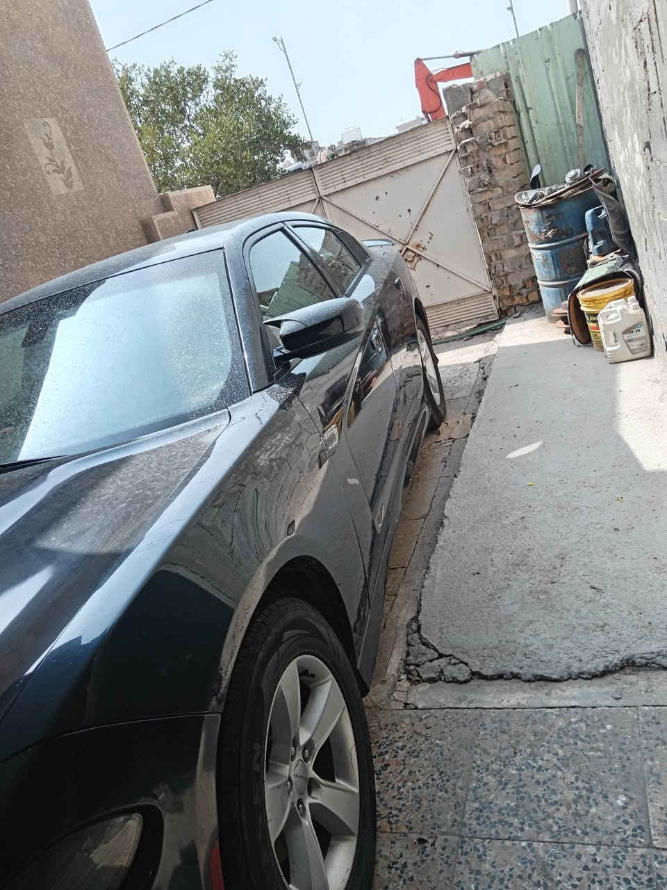 السلام عليكم جارجر للبيع موديل ٢٠١٦ مكينه ٣٦٠٠ كنديه مكينه مفتوحة بدله زنجيل ومخاد صدرامامي وخلفي جديد تخم تاير جديد تبريده يخبل كهربائيه كله شغاله برمجه بانزين عادي محسن والسياره محدثه اس ارتي تشغيل عن بعد كرسي كهرباء السايق ماشيه ٣٠٠ وكسور المراوس او بيع السياره بسمي تحويل مباشر رقم واسط السياره بيه ملاحظات بسطيه السعر ١٥٠ وبيه مجال قليل رقم تلفون ***********
