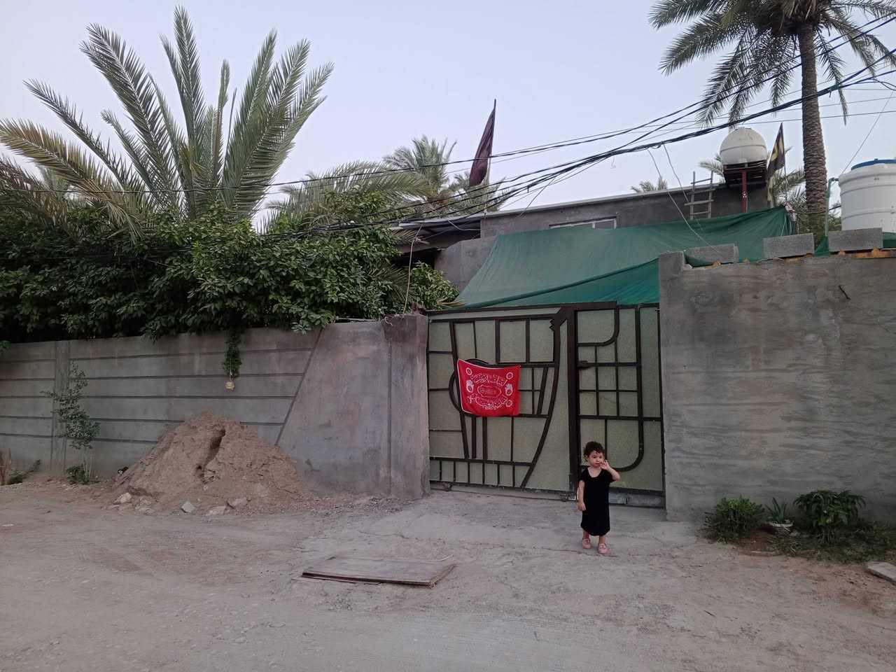 بسم الله الرحمن الرحيم
البيع

بيت مساحة 335م 

مشتمل مساحه 120م  طابو زراعي سند 25 تحويل ثاني يوم كافة الخدمات موجودة 

حي الاسرة بل قرب من سيد نور شارع بيت حجي عربي 

بيت يحتور على ستقبال 4×8 ///4غرف نوم صاله كبيره مطبخ كبير صحيات داخل وخارج حديقه كراج غرفتين نوم عدد 2مع صاله طابق ثاني مع صحيات 
مشتمل استقبال مع غرفة نوم وصاله ومطبخ صحيات داخل وخارج استفسار اتصل على سيد علي‏‪***********‬‏((////‏سيد عدنان‪***********‬‏/////‏‪***********‬‏
