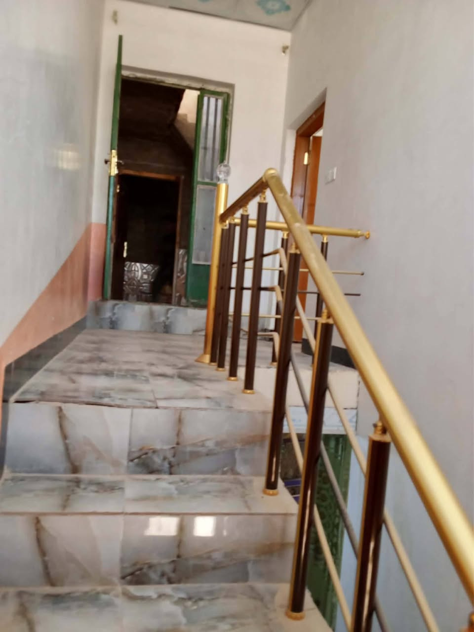 بيت ايجار 50 متر حي نداء قرب مدرسه الفرقان ايجاره 250
بي 3 غرف صالتين مطبخ وصحيات بي سخان وماطور وتانكي***********
