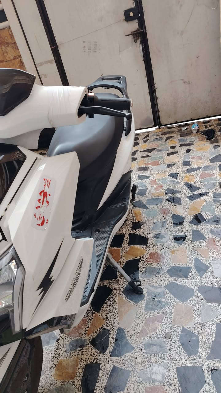 سلام عليكم عندي دراج شحن من شركة MTR الدراجة خير من الله تمشي الشحنة الوحدة تمشيك 60 كيلو متر و سرعة الدراجة 75 كيلو متر بالساعه و بيهة نضام البك ترجع ليورة و بيهة 3 سرعات و سعر الدراجة  ب800 و بيهة مجال التواصل ***********
