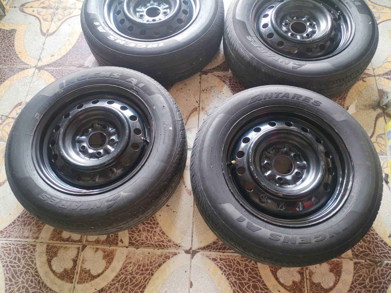 سلام عليكم للبيع ويل عادي هوة وتايراته حجم ١٦ لا عواج ولا لحيم مكان كوت سعر خاص ***********
