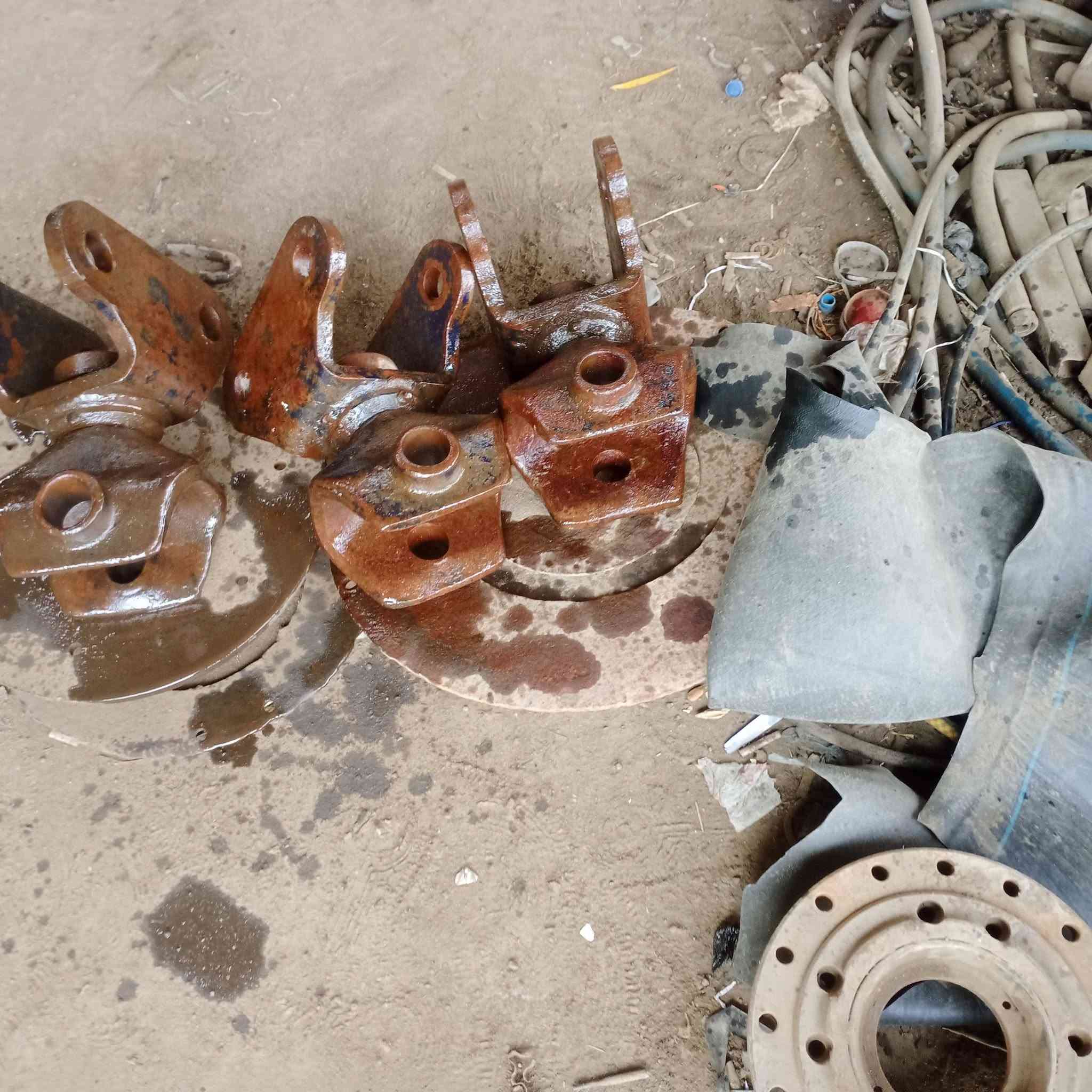 السلام عليكم يتوفر ادوات سيرت احتياطيه تفصيخ اصلي كير اكسل سدر فريم ممه ويلات فلنجات لشه كير جهاز دشللي شفاتات كل ما تحتاجه موجود بنيد جاملقات كشر كامل اغلب غراض سيرت متوفره عنوان ناصريه قضاء رفاعي اتصال برقم ***********

