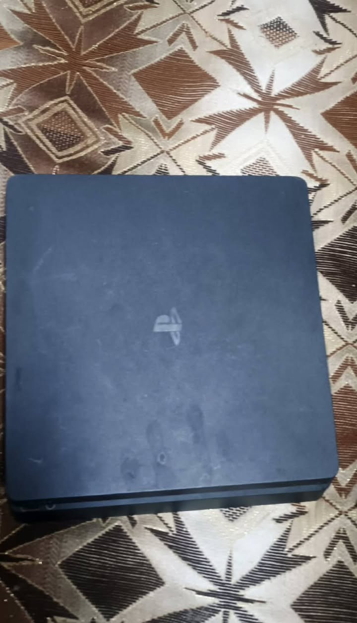 ps4 للبيع
نظام 9 500 كيكا 
ملحقات كامله 
جوستك واحد 
ملاحظه بي فطر موجود بصوره  
سعر 270 قفل 
***********
