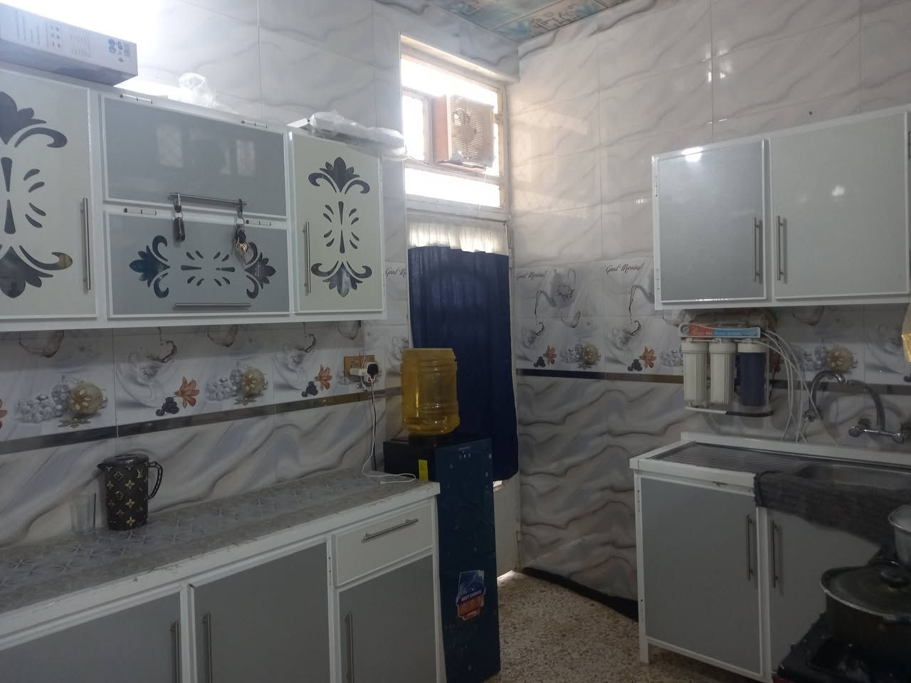 بيت لبيع او مراوس بيت اكبر مع الفرق يكون مرتب  مساحه ١٠٠ طابو زراعي سند ٢٥ حله ورديه يبعد ١٠٠ متر عن التبيط الرئسي متكون من غرفه وصاله ومطبخ واستقبال وصحيات الطابق الثاني غرفه مسويه مغزن سندويج بنل البيت مابي اي نقص كامل  استفسار  *********** اتصال مع وتساب
