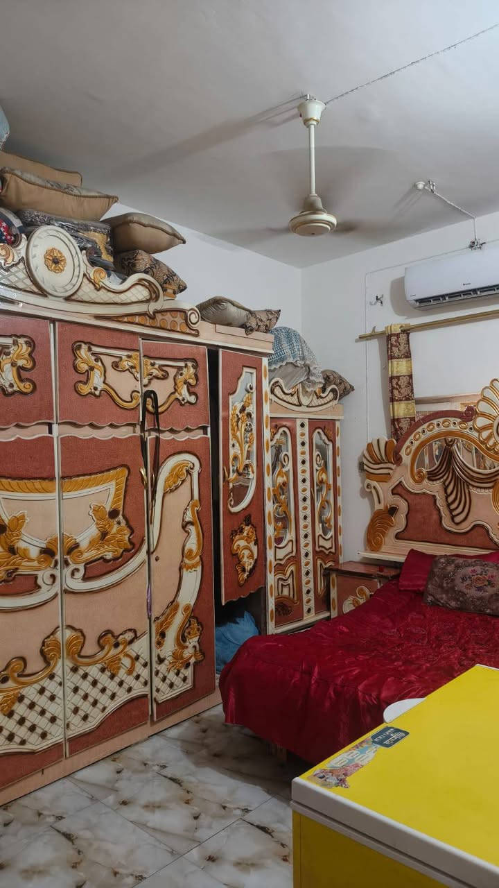 السلام عليكم بيت طابقين للبيع مساحة 260 مع ألاثاث البيت كونكريت صب الطابق الاول طابوك والثاني ثرمستون غرف  عدد ٤ صالات ٢ مطبخ أستقبال كبير ساحة كبيره صحيات خارجيه مكان البيت أل محينه قرب المولد رقم صاحب البيت ***********
