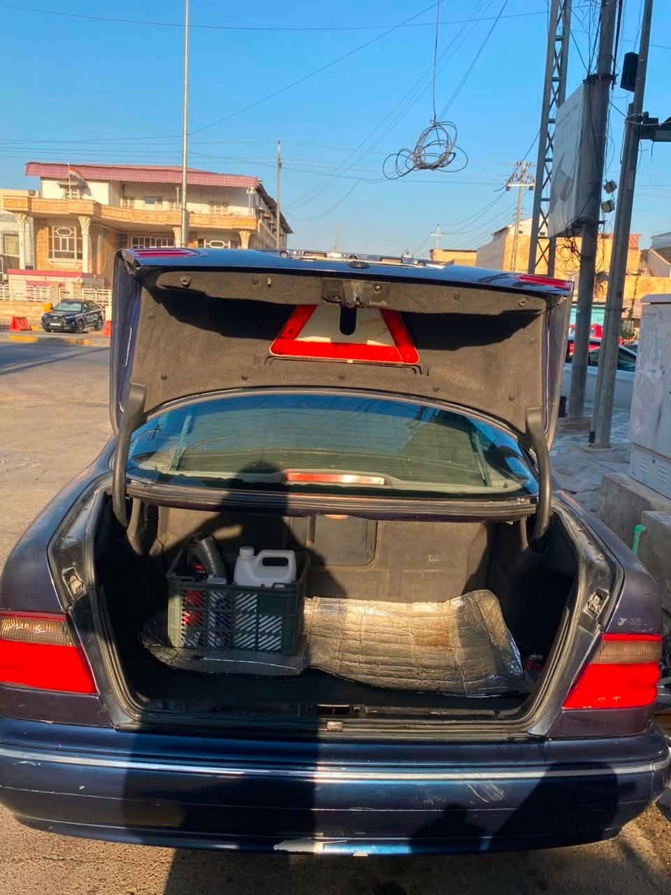 السلام عليكم مارسدس ام عيون مديل ١٩٩٨ رقم بغداد 
محرك v السعر٩٠ وبيها مجال 
الرقم ***********
