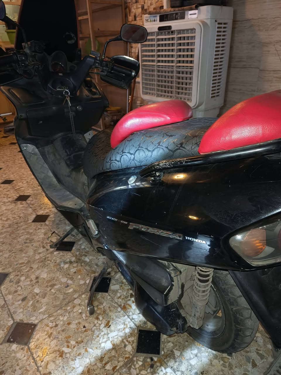 السلام عليكم 
دراجه فورزا 06 سويج 
الدراجه كفراتها گاعده مابيها نقص ولا كڤر تايرات زوج جدد دسكات جدد صدر امامي كامل جديد 
كهربائيات الدراجه كلها شغاله لايت عالي ناصي دگمه الرماش حساس السلف حساس الازدحام اشاير يمنه ويسره ودبل اشاره هورن گيج الرون والكيلو متر والحماوه كله شغال حساس الستان الصفح شغال كلها 
الدراجه بيها صالنصه رياضي صوت وفصله كلش حلوه 
بيها جامه اماميه عاليه 
الدراجه بيها خيط بخار تنقيص دهن قليل من التبديله للتبديله وبيها مشكله مرات الحماوه تصعد فوگ النص ومرات طبيعيه ابيعها عله هل حطه هاي غير هذا الدراجه اي نقص ما بيها 
السعر 500 وبيها مجال للشراي 
*********** متواجد واتساب وعله الرصيد 
فيس ما متواجد 
مكاني بغداد العبيدي
