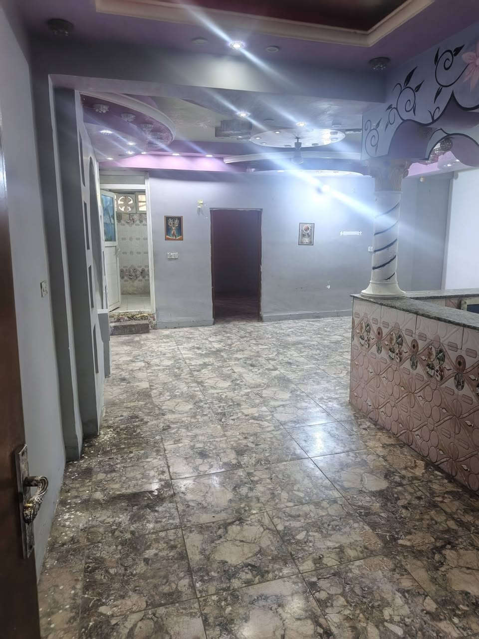 سلام عليكم
شقه لايجار سريع حي المعلمين سريع المعارض 

طابق ثاني درج مشترك 

غرفه وصاله استقبال ومطبخ وصحيات

مساحته ١٠٠ متر 

ايجاره ٣٠٠ ألف 

***********
