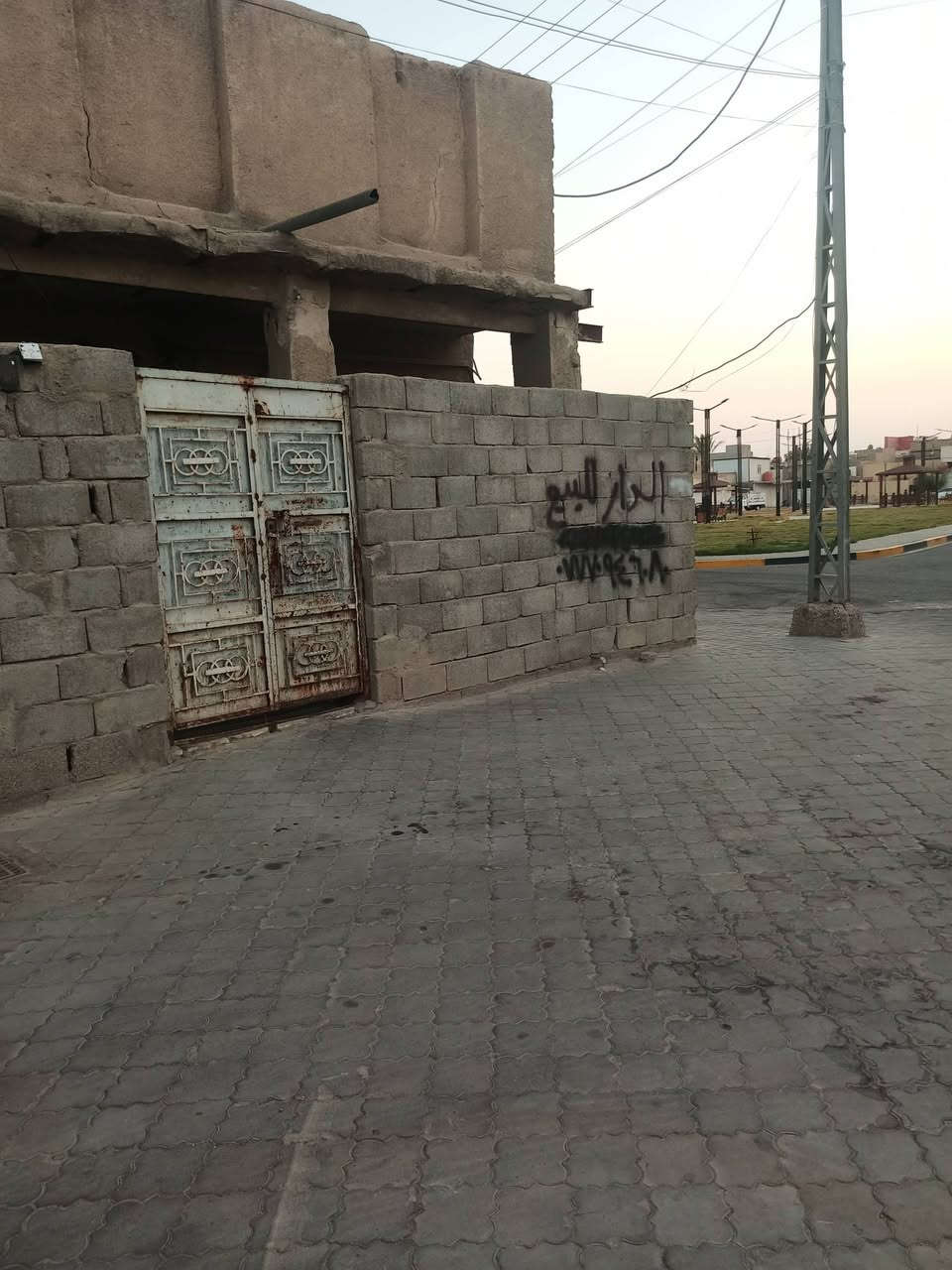 بيت للبيع في الزبير حي العسكري مساحته 177 البيت ركن مكانه خلف النادي الرياضي واجه 10 نزاله 17ونص نوع العقار طابو صرف اتصل ***********
