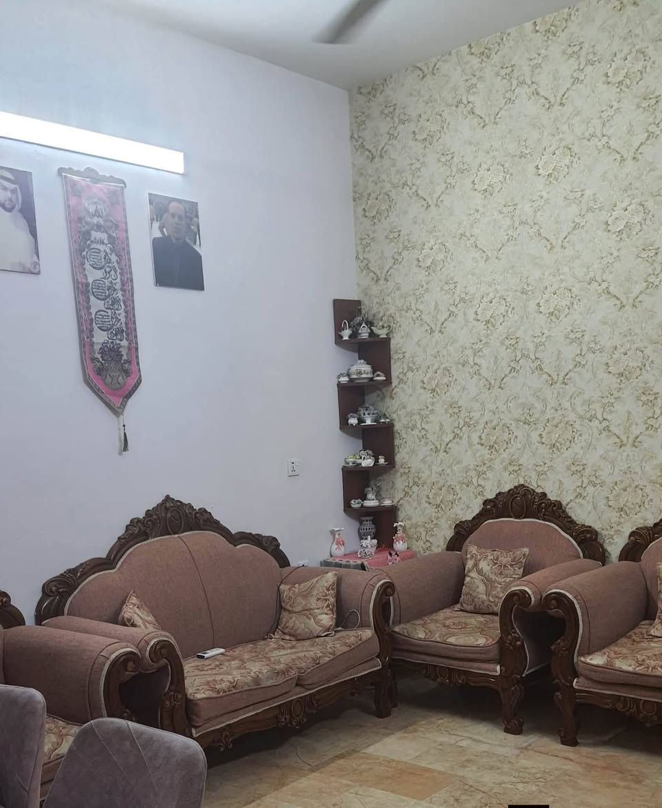 السلام عليكم
دار للبيع جميلة محلة 516 مقابل مدرسة ثغر العراق المساحة 78 متر  الواجهة 6 النزال 13 متكون من 4 غرف نوم 3 طوابق و مدخلين

للاستفسار ***********
