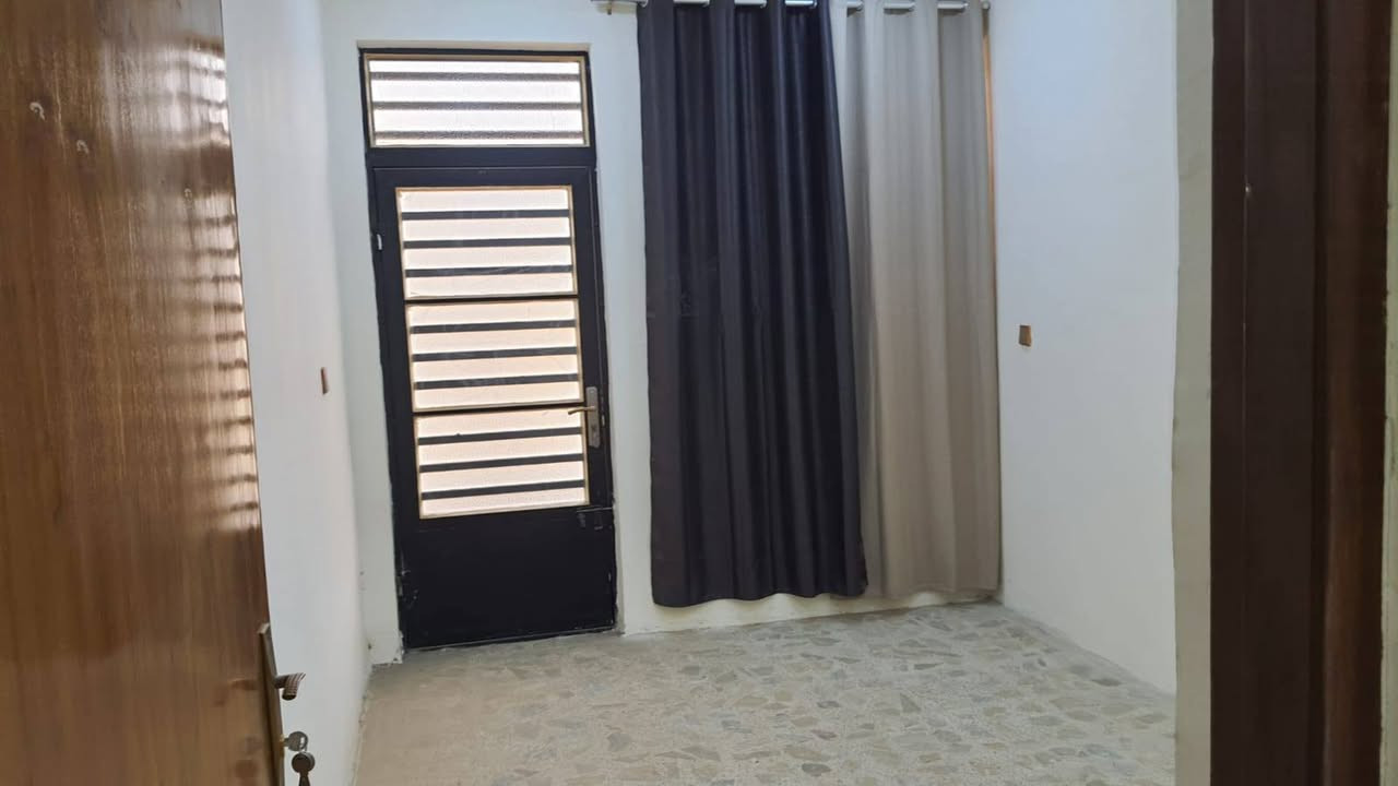 السلام عليكم بيت للبيع الحريه الثانيه محله 428 زيرو 50متر طابقين يحتوي غرفه وهول وخدمات جوه وغرفتين فوك وخدمات وسطحين تانكي موطور سخان السعر 120 معه المجال قليل اي استفسار ع رقم او خاص مكتب الامامين للعقار *********** الاستفسار

