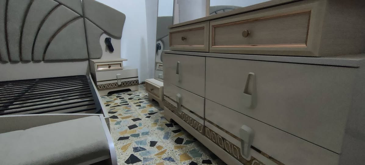 سلام عليكم 
غرفة اخشاب تركي جديده على وضع الشركه سعرها// مليون و500 الف  عنوان قضاء* الرفاعي رقم الهاتف ***********
