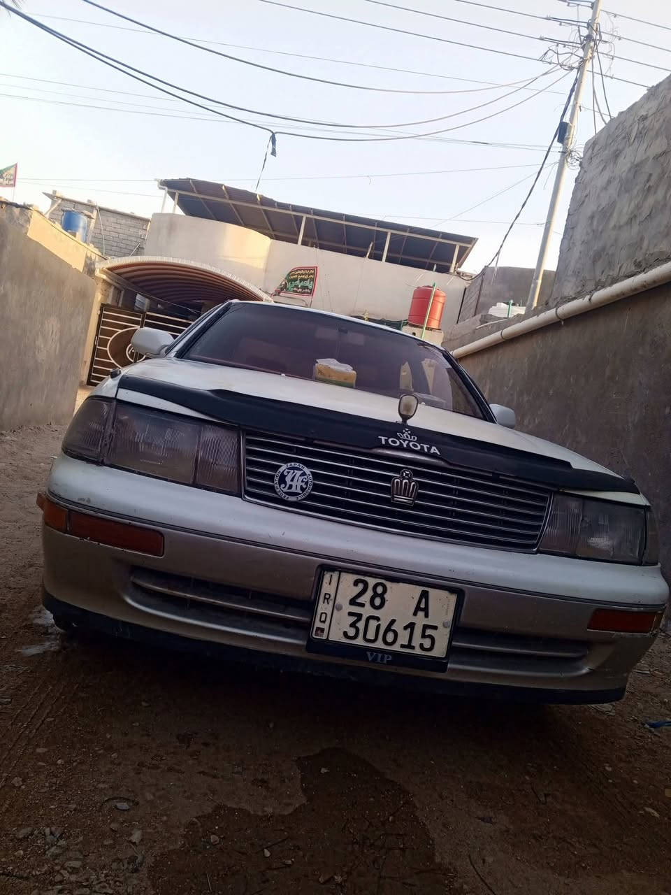 السلام عليكم 👋🏻 
 للبيع 📢
بطة كراون مديل 1992
اللون ابيض رقم نجف
السياره باسمي رقم انكليزي نجف السيارة گصة قماره ابيع كوم السيارة نقص بيها حدادية فقط 
السعر 40 💵
العنوان البصرة ابي الخصيب 
📞للتواصل ***********
