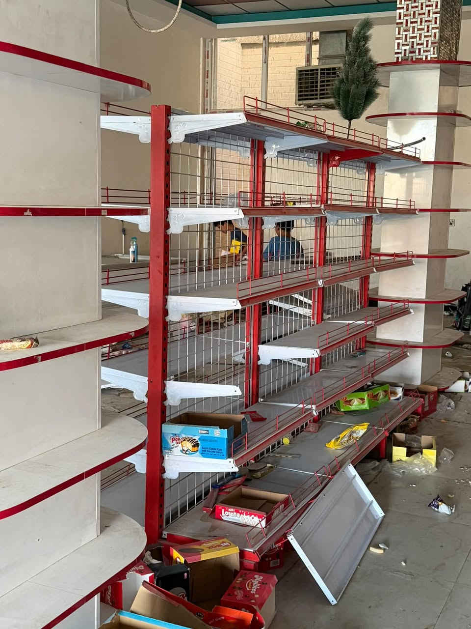 عندي سفينة رفوف وسطية وجدارية جدد مثل مشوف استخدام قليل للبيع مستعجل مكاني كربلاء ***********
