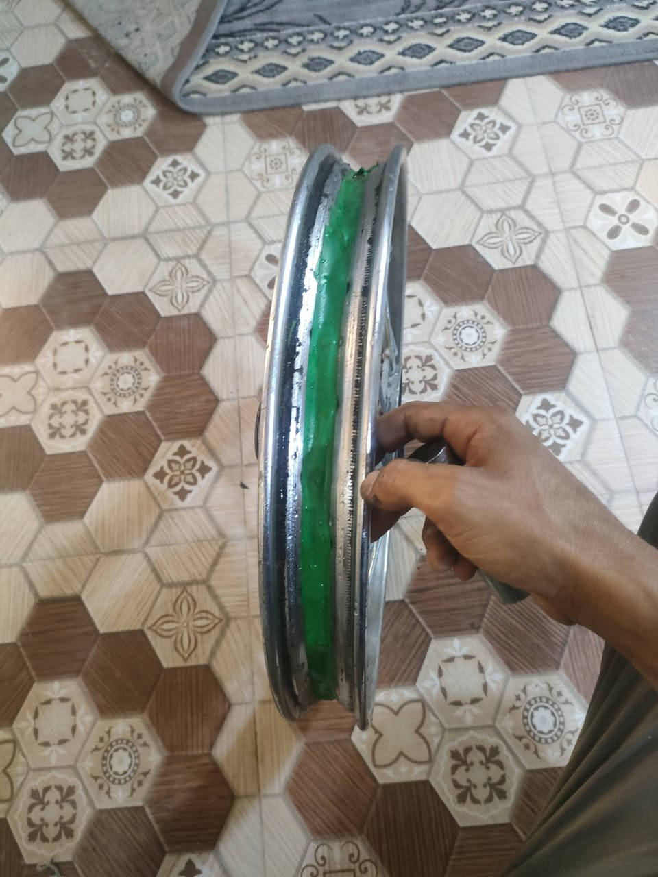 ويل خلفي نضيف مع لايت زنون لون اصفر فقط
اثنيهن 20  الف 
الويل يحتاج تصفية مابي سيم نقص بس تصفية تكدر تشدة طبيعي بس يسوي هزة خفيفة بلدراجة عنوان الامن الداخلي ***********

