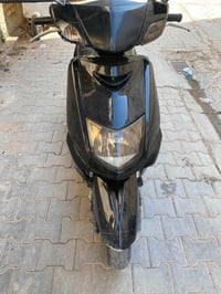 سكنس نثيه للبيع  السعر ٤٠٠وبيها مجال العنوان بغداد الحريه الرقم 077269...