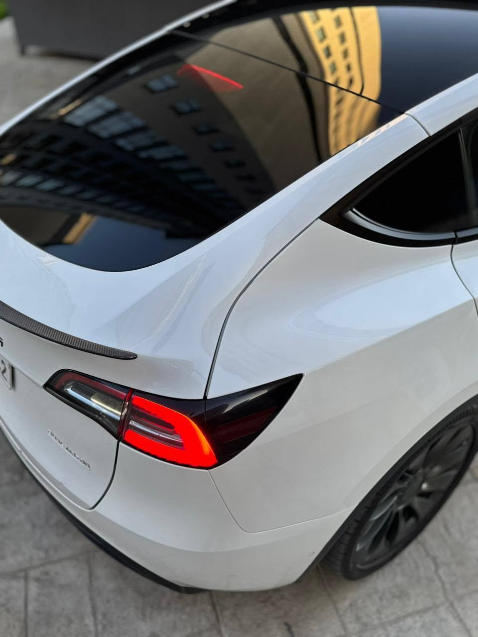 السلام عليكم للبيع 
تيسلا y بيفورمنس ( رياضية ) 2022

نظام دفع: كهربائي ثنائي المحرك (Dual Motor AWD)
* الدفع: رباعي دائم (AWD)
* التسارع 0-60 ميل/س (0-97 كم/س): 3.5 ثانية
* السرعة القصوى: 250 كم/س (155 ميل/س) تقريباً
* القوة المقدرة: بين 455 و580 حصان حسب طريقة القياس والمصدر.  

البطارية والمدى

* البطارية: حوالي 75 كيلوواط ساعة
* المدى الرسمي EPA: 303 أميال (488 كم) للشحنة الواحدة.  
* الشحن المنزلي (240 فولت): حوالي 11.8 ساعة للشحن الكامل.  
* دعم شحن Tesla Supercharger السريع حتى 250 كيلوواط.  

العجلات والفرامل

* جنوط Uberturbine قياس 21 إنش
* فرامل Performance أكبر حجماً
* نظام تعليق رياضي منخفض مقارنة بفئة Long Range.  

المقصورة

* شاشة وسطية 15 إنش
* سقف بانورامي زجاجي كامل
* 5 مقاعد
* تدفئة للمقاعد الأمامية والخلفية
* شحن لاسلكي للهواتف
* نظام صوت Premium مع 14 سماعة وساب ووفر.  

مساحة التخزين

* خلف المقاعد: 34.3 قدم³ (حوالي 971 لتر)
* الحد الأقصى بعد طي المقاعد: 76.2 قدم³ (حوالي 2158 لتر).  

أنظمة السلامة

* Autopilot الأساسي
* مثبت سرعة متكيف
* المحافظة على المسار
* كاميرات محيطية
* مراقبة النقطة العمياء
* ⁠
الحادث فقط جاملغ وبنيد مكفول شواصي ولغود واي شي غير الذكرتهن تصليح درجه اولى ✅
السعر : 180 وبي مجال 
عنوان بغداد العامرية 

***********
