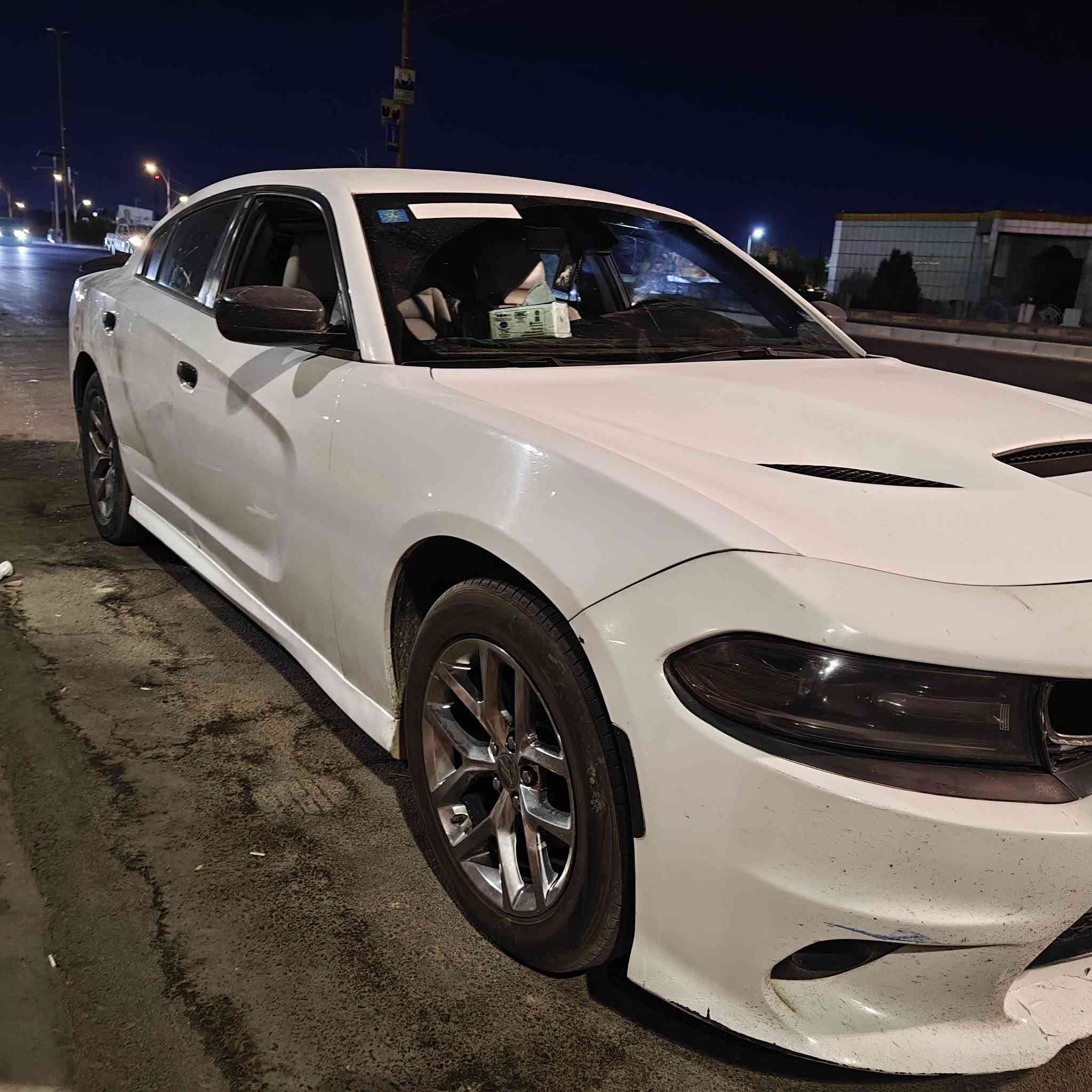 جارجر موديل 17 SXT رقم بغداد بأسمي وارد كندي مابيها اي ضربه فقط صاحبها المستوردها محدثها SRT  يعني محدثها بنيد ودعاميات مال SRT محرك 3600 بيها حاليا فقط الباب اليمنى الورا بي شخوط يصلح بسيط موضح بصور  
مكاني العمارة وهذا رقمي *********** وتساب متوفر 
سعرها 190 .. واعتذر على الأطاله 🌹
