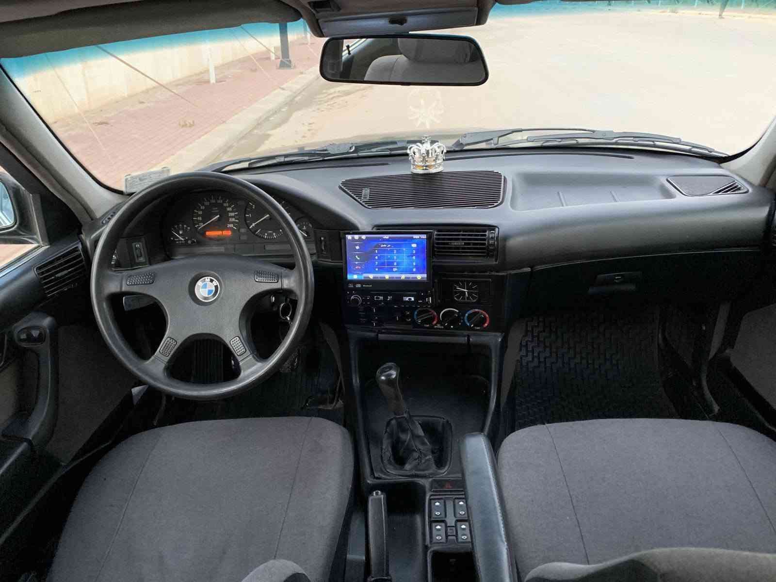 بی ئێم 1992 حوکمی 520 
ڕەقەم سلێمانی 
ژینگەی تا 2025 دراوە ڕەقەمی تازەیە سەنەوی تەواو بووە ساڵێکە 
بێ دەعم بێ لێدراو تەنها بۆنیتی بۆیاغە 
وەک شەریکە ماوەتەوە کوشن و داشبۆردو بەرگە دەرگای 
گێڕو مەکینەو تەبرید بەشەرت 
قاسرینە .. 
گێڕ عادی ... 520 کەپس
تەبرید بەشەرت 
ئەی بی ئێس .. سەقف سلایت 
جام کارەبا و ئاوێنە کارەبا 
ویل موسەبەکی لۆک 
بۆ مەسرەف مەگەڕێ گشتی بە شەرت 
42 گەڵاو کەمێک معامەلە لە دوکانی سیاحیم
*********** یان *********** دخان, السليمانية

نص مكتوب في الصور:
- 3036629