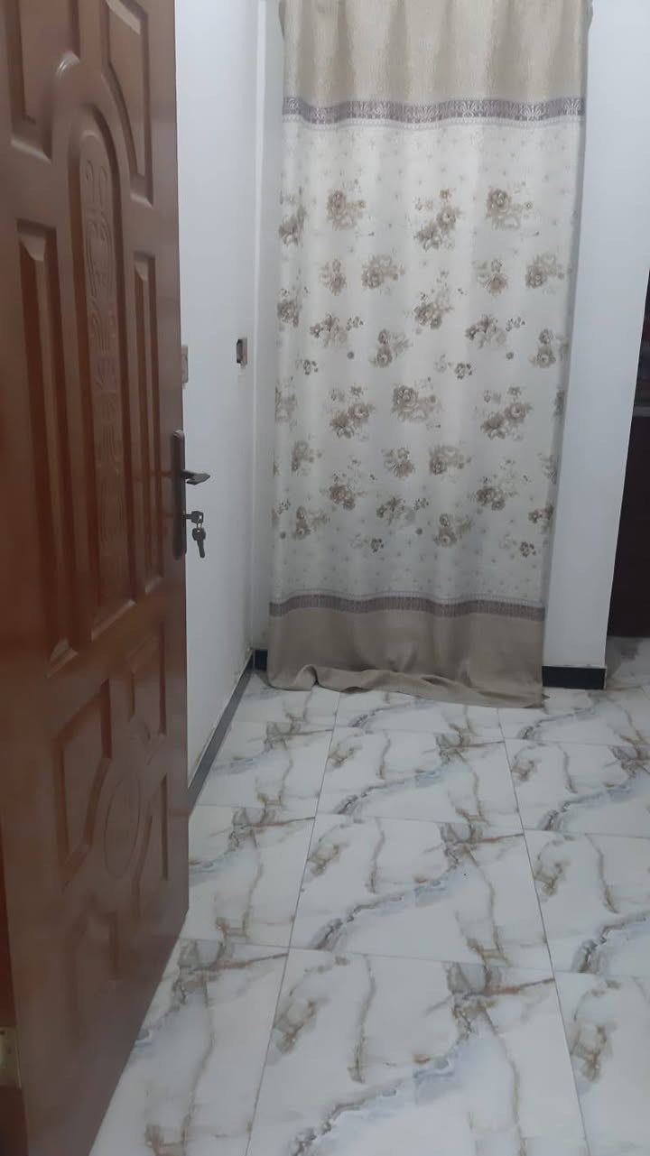 بيت للبيع طابو صرف المساحه 110 طابقين الطابق الأول غرفة نوم مطبخ صاله وصحيات واستقبل الطابق الثاني ثلاث غرف نوم وصاله وصحيات الدرج الطابقين مرمر السطح شتايكر إرتفاع الستاره مترين وربع البيت مطلوب سكان  سعر الكلي مع الاسكان 140 عنوان حي الفداء شارع المدارس قرب مجمع الخيرات  تواصل مع ‏‪***********‬‏
