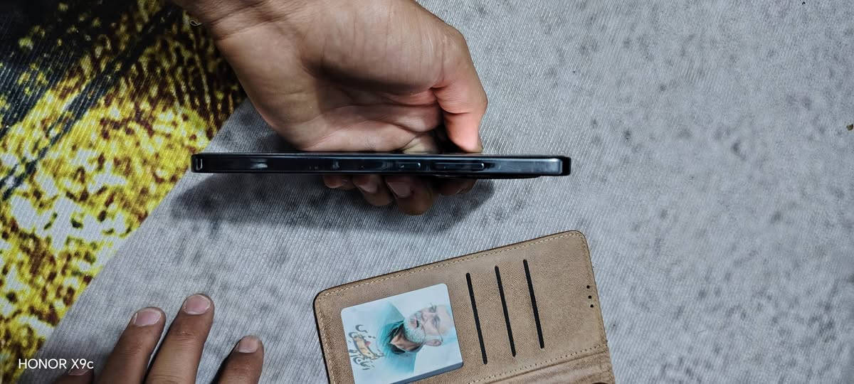 هونر اكس 9D
جديد مستعمل ٣ اشهر فقط نضافه ٩٩٪
كامل مع ملحقاته كارتون وشاحنه ٦٦ واط مالته الاصليه 
ومعه كفر عدد ٤ هديه 
السعر ٤٢٥  بي مجال بصيط جدااااا
الجديد جاي ينباع ٥٣٥
رقم الهاتف ***********
