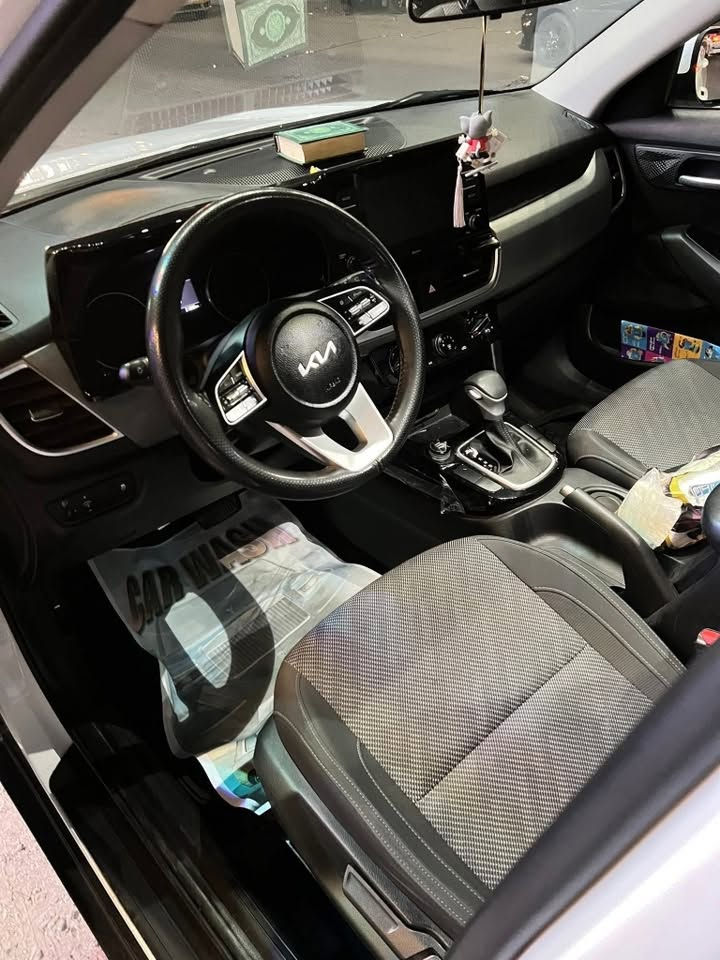 🚗 للبيع

موديل 2023
📍 الممشى: 44,000 كم

محرك 1600دبل نوزل 

فل مواصفات:

* ✅ سقف بانوراما
* ✅ بصمة أبواب وتشغيل
* ✅ مرايا شفط
* ✅ شاشة كبيرة
* ✅ إشارات بالمرايا
* ✅ 6 وضعيات قيادة
* ✅ قطعتا تبريد
* ✅ تحكم بالدركسون من الجهتين
* ✅ التدفئة والتبريد شغال 100%
*✅تشغيل عن بعد

السيارة بحالة ممتازة جدًا، استعمال نظيف، وجاهزة للفحص بأي مكان.

💰 السعر: 170، ويوجد مجال بسيط للجادين بعد المعاينة.

📞 للاستفسار والمراسلة على الخاص.*********** واتساب

