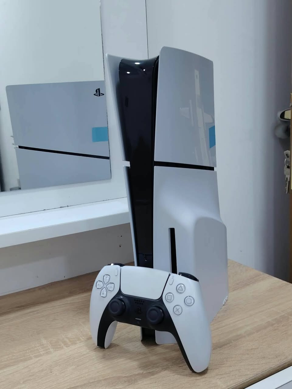 ​🎮 للبيع PlayStation 5 Slim (نسخة السليم) 🎮
الجهاز بحالة نظيفة جداً وخالي من أي عيوب، واخت الجديد تماماً ومحافظ عليه!

​📋 المواصفات وتفاصيل الجهاز:

​الإصدار: بلايستيشن 5 سليم (Slim)

​السعة: 1 تيرا بايت (1TB SSD)

​الحالة: نظيف جداً، شرط البراغي غير مفتوح نهائياً ولم يدخل صيانة.

​الملحقات: مع يد تحكم أصلية (جوستك) بنفس نظافة الجهاز.

​✨ جهاز جاهز للاستخدام الفوري، أداء سريع وصامت، ونظافة تفتح النفس كما موضح بالصور.

​📍 المكان: الكوت

📞 للإستفسار والتواصل: ***********
