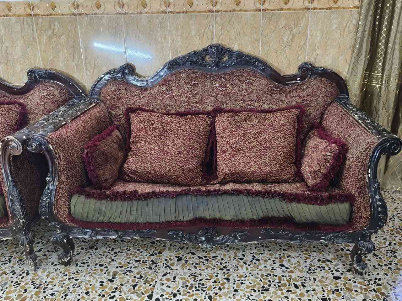 تخم كنب كلاسيكي للبيع
هيكل من خشب الزان القوي مع حفر أنيق.
يتكون الطقم من: أريكة كبيرة عدد 2 + أريكة متوسطة عدد 2 + 3 كراسي مفردة.
‏‪***********‬‏
