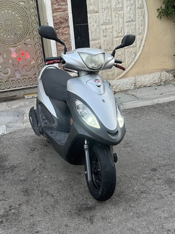 السلام عليكم 
دراجه للبيع كايمكو ڤي تو 
محرك 125cc
دراجه لمحرك مالها خير من الله 
دراجه انضف من الصوره 
محرك بلادي سبانه ما ممدوده عليه 
كهربائيات كلها شغاله 
سعر (خاص) للستفسار 

(ملاحضة) إذا مو شراي لتتصل 

(***********)الهاتف
