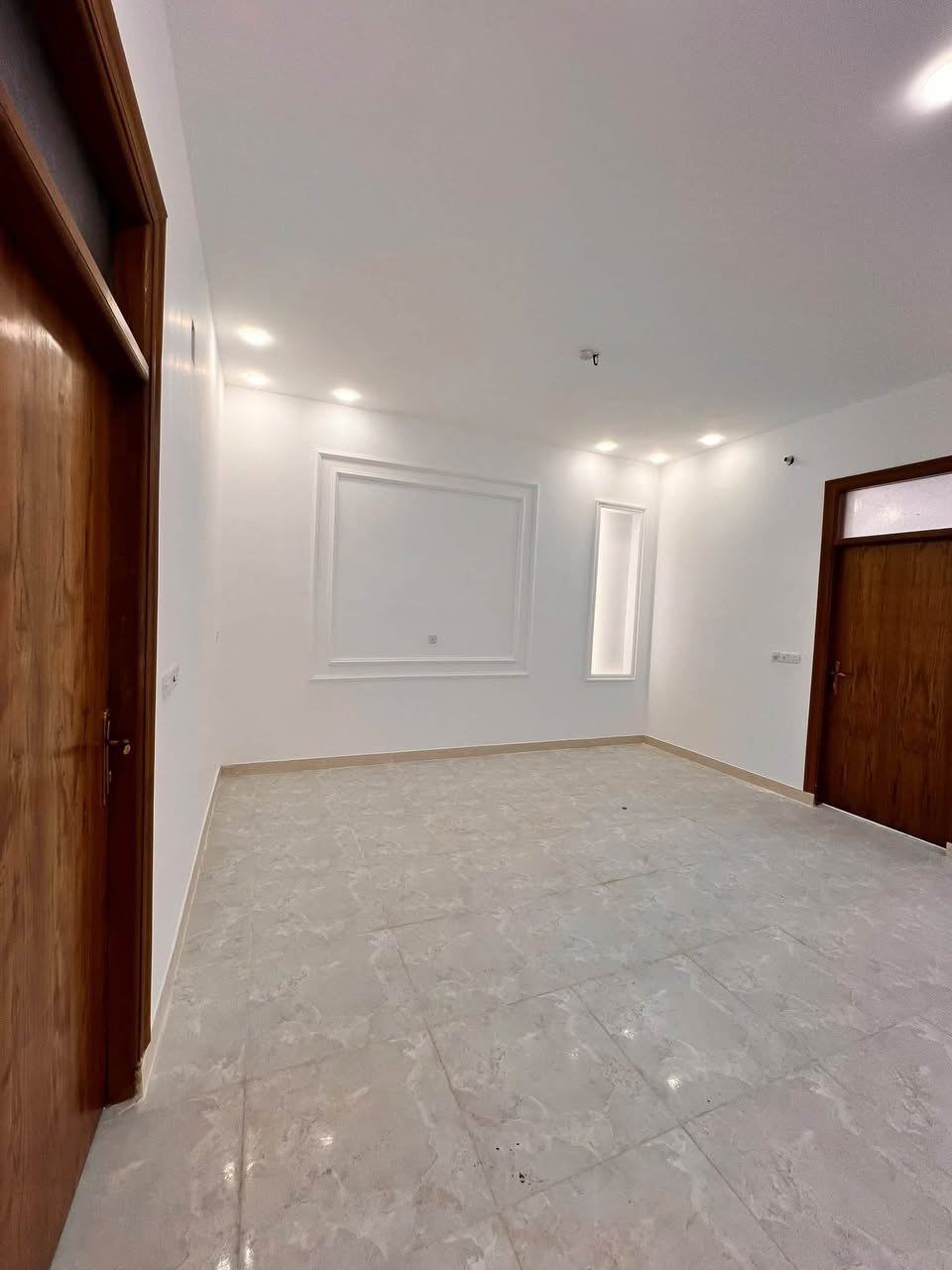 🏡 دار للبيع في منطقة الموظفين – فرصة مميزة

📐 المساحة: 125 متر
📜 طابو صرف
🏠 بناء جديد من الطابوك وتنفيذ بمواصفات ممتازة
🏢 طابقين بتوزيع عملي ومناسب للعائلة

✨ يتكون من:
• 3 غرف نوم
• استقبال
• صالة
• مطبخ
• صحيات
• كراج سيارة

📍 موقع تجاري مميز جداً – شارع 20 متر
موقع مناسب للسكن والاستثمار.

📞 للاستفسار ومعرفة التفاصيل:
زيارة مكتب الخالدي للعقار – بداية الموظفين، مجاور مدرسة نون والقلم
📱 ***********
