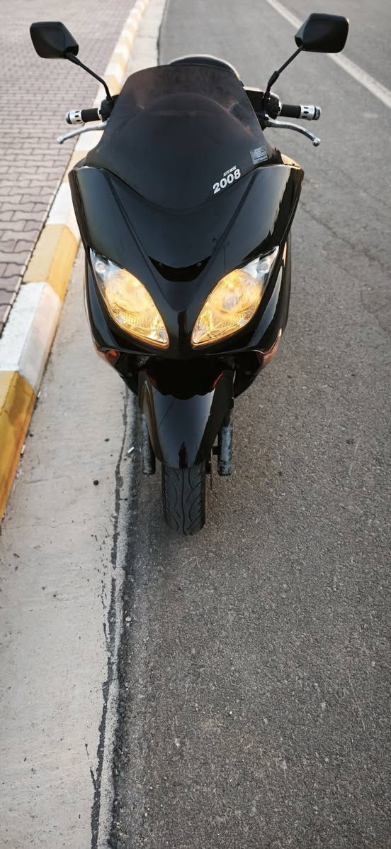 السلام علیکم،هاوڕێیان
Honda forza 08

_مەکینە 250cc
_گێڕو مەکینەو کارەبایی بەشەرت
_تایەی دواوەی تازە گۆڕاوە 
پێشەوەش تازەیە هێشتا
_ڕۆنی باشی تازە بۆگۆڕاوە، و بەنزینی باشی تێکراوە

_شوێن سلێمانی:***********
