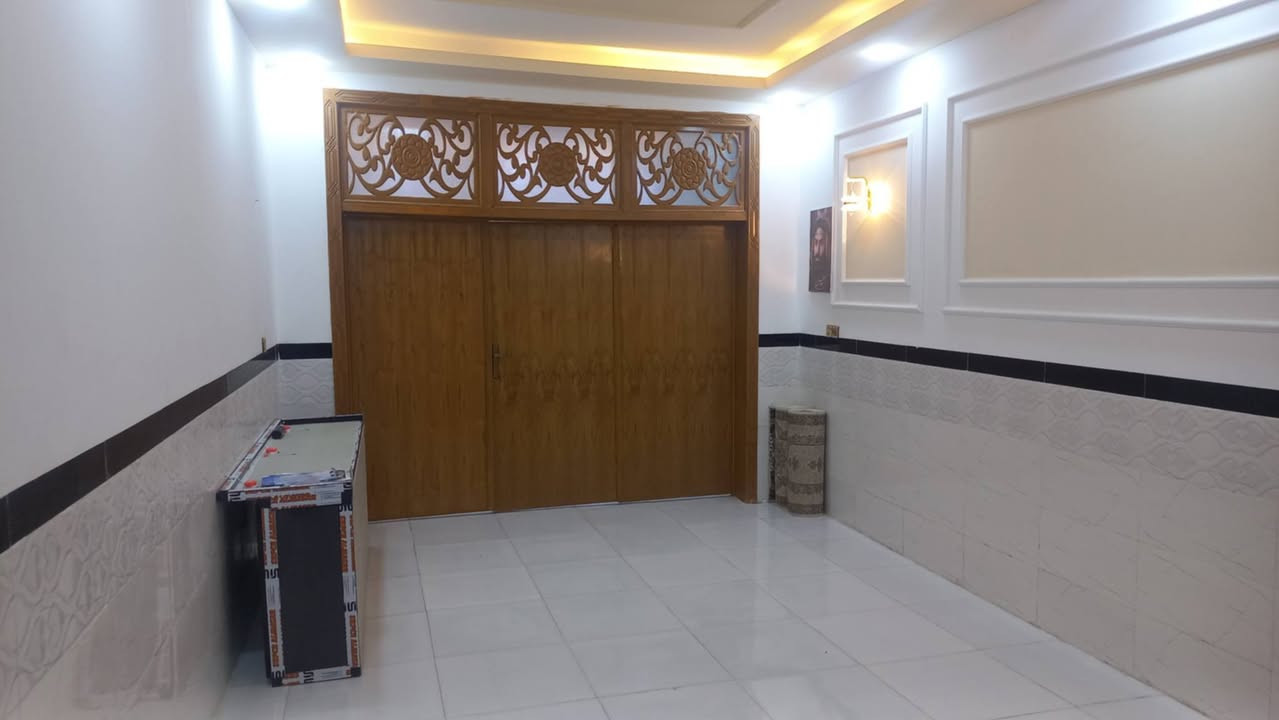 🏡 بيت للبيع – مراوس

 بسعر 90 مليون دينار 

📐 المساحة: 200م² – ركن
🏗️ السقف والأساس: صب كونكريت
🧱 البناء: طابوق نهروان
🛣️ عرض الشارع: 17م

تفاصيل البيت:
• غرفتان كبيرتان، إحداهما سويت
• استقبال وصالة بعرض البيت
• مطبخ حار وبارد
• حمامان داخلي وخارجي
• گراج للسيارة
• أرضيات بورسلين ثقيل بالكامل
• البيت متعوب عليه، والمنطقة نظيفة وهادئة جداً

📜 السند: طابو زراعي، سند 25 + إقرار محكمة باسمك، مشمول بالتطويب.

📍 الموقع: مقابل قرية الغدير، خلف محطة وقود بركات الغدير.

⚡ كافة الخدمات متوفرة:
تبليط • ماء • كهرباء • مولدة خط ذهبي • نت ضوئي

📞 للتفاصيل التواصل: ***********
