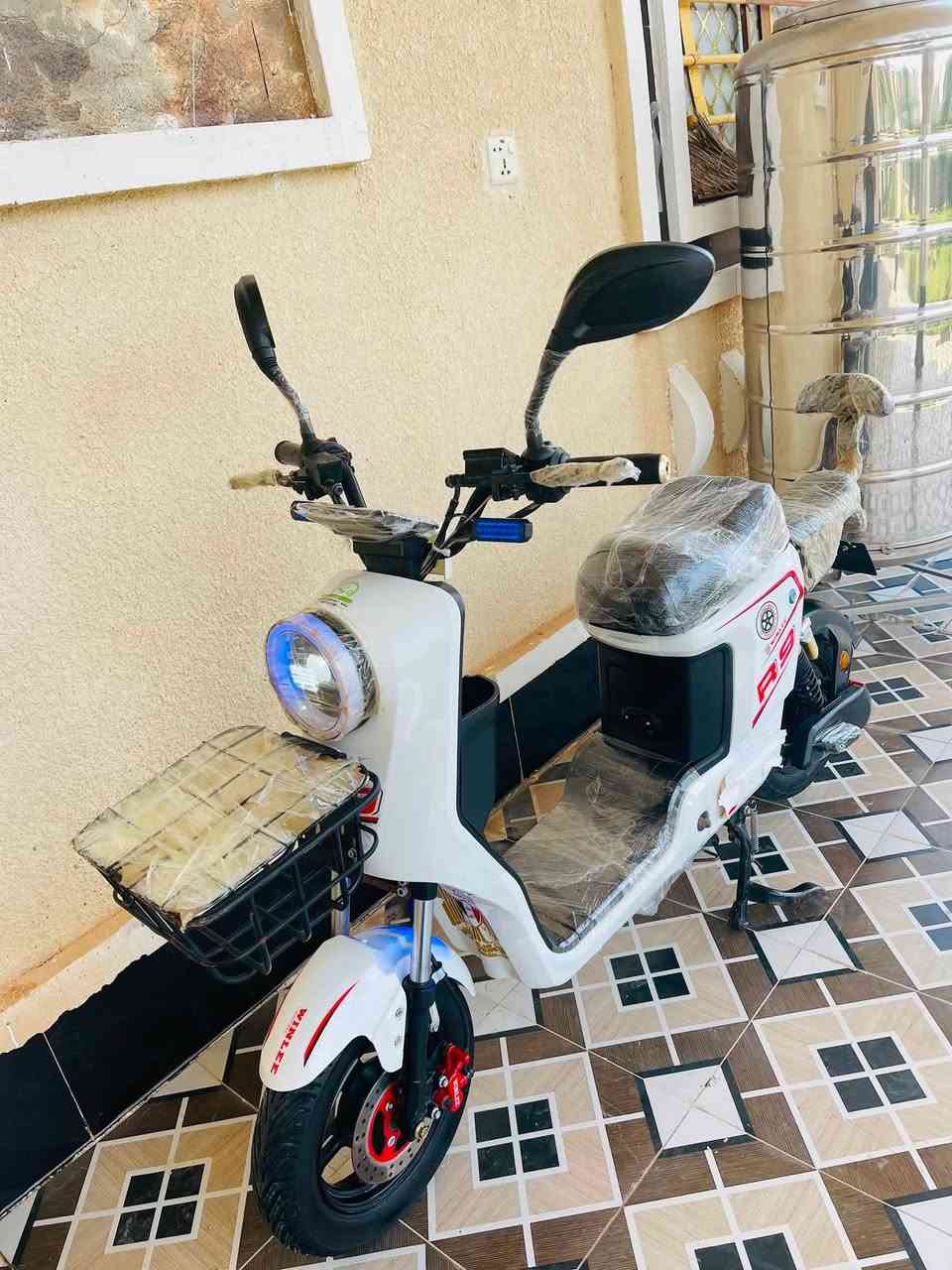 السلام عليكم دراجه شحن R9
سرعه 109
بصمه سويج كارت 
5 بطاريات اكبار فول نضافه🔋
دبل اشاره 
مسجل بلاتوث 
مستعمله قليل 
للأستفسار خاص او الاتصال ع رقم ***********

