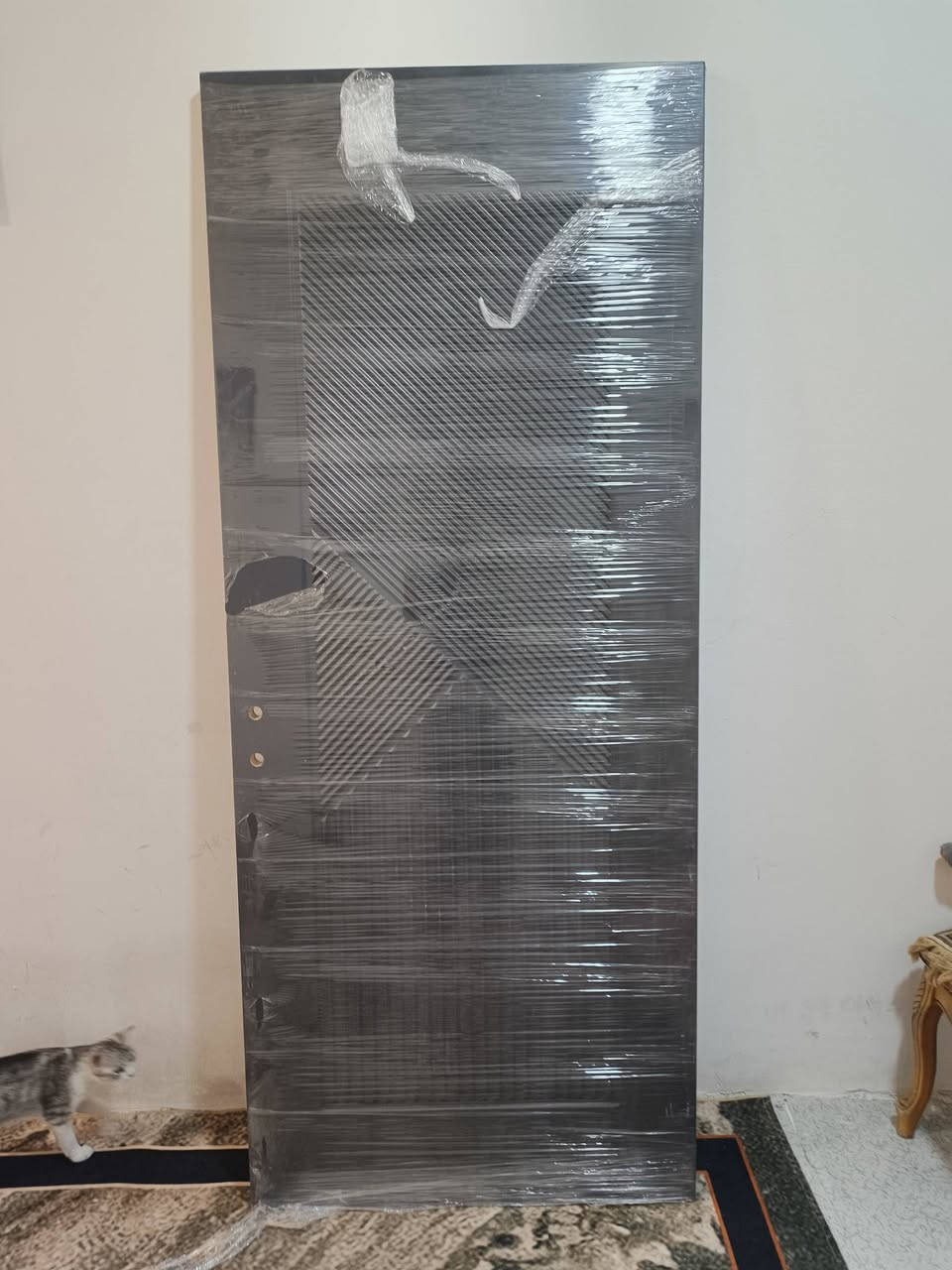 سلام عليكم اعزائي . 
" باب تُركي اصلي "
وزن ثقيل جديد للبيع . 
الطول - 1.90 
العرض - 75cm . cm80 
اللون - فاكيوم حراري فيلي مميز
النقشة -  الغُموض 9 ملم cnc

الملحقات كاملة كما في الصورة : 

1 - لسان " لشة " قفل تركي اصلي جديد
2 - نارمايد عدد 6 اصلي لون اسود 
3 - يدة باب ستانلستيل لون اسود مُطعم ذهبي طلاء ثابت تركي اصلي 
4 - براغي باب اصلية لون ذهبي 
5 - لسان قفل اصلي لون فُضي 

السِعر : 300 قابل للتخفيض . 
سبب البيع : عدد زائد . 
العنوان البصرة - القبلة - حي الشهداء 
للتواصل : ***********
