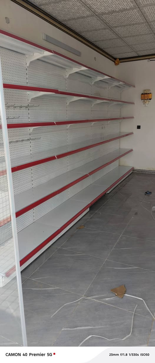 لرفوف عارضات الحديد اثقيل العارضه الوحده العرض متر ولرتفاع مترين وتلاثين ولعمق اربعين اعارضه الوحده سته رفوف خمسه عارضات  وضهر بليت حديد مثقب يستخدم للسوارات ولكفرات الله شاهد مامستخدمات جدد اليريدهن بخدمته ينباعن كلهن ماتنباع وحده مكاني واسط ***********

