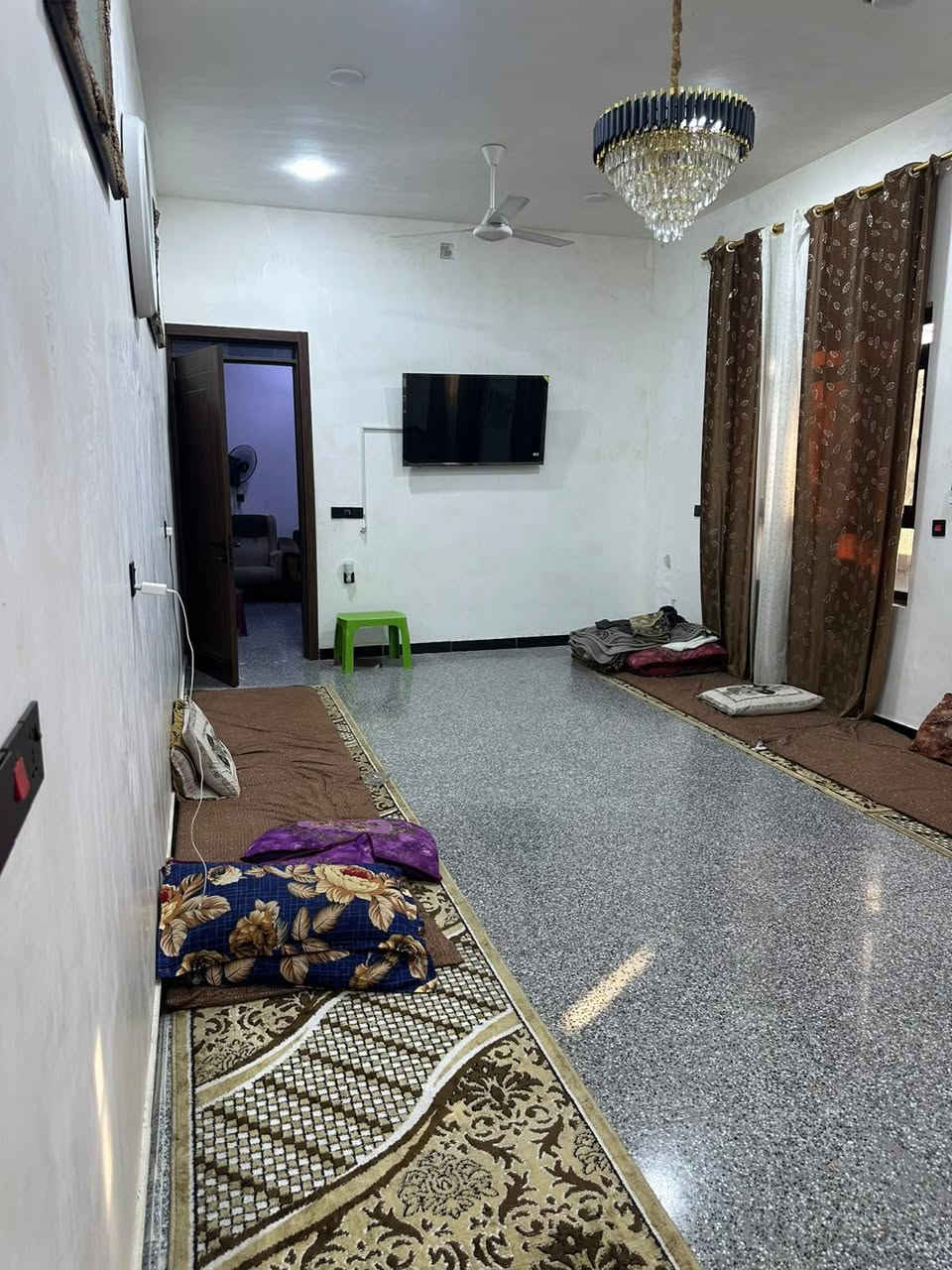 للبيع 1700متر مع بيت بناء حديث طابقين 4غرف نوم وكامل التفاصيل
واجهة الارض 36 بل نزال  للاستفسار الاتصال على الرقم واتس اب ورصيد

***********
