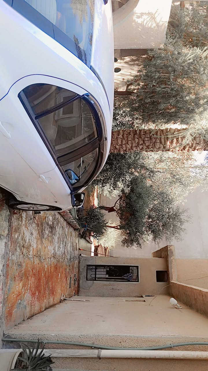 السلام عليكم البيت اللبيع طابو صرف مساحه 300 طابقين 4عرف نوم مع مطبخ وصحيات فوق وطابق الاول يحتوي على ستقبال ومدخل عرف نوم واحده وهول حمام ومطبخ رضي *********** سعر 225مليون وبي مجال قابل

