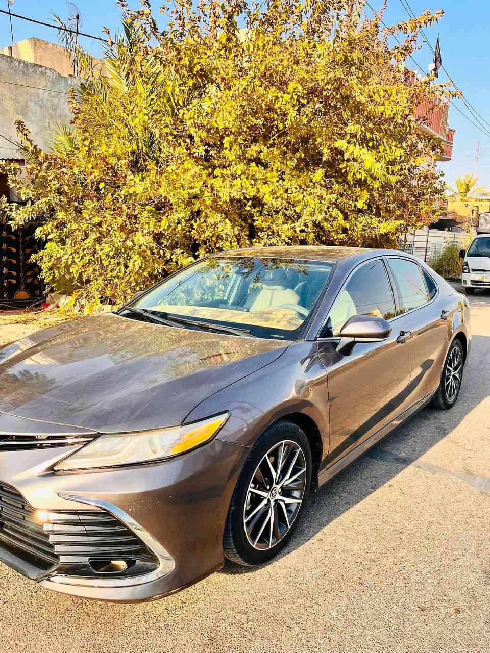 🚘كامري 2023 XLE__ وارد امريكي 
#مراوس حسب القناعة 
* المحرك: 2.5 لتر، 4 سلندر
* القوة: 203 حصان
* الگير: أوتوماتيك 8 سرعات
* الدفع: أمامي FWD، ويتوفر منها AWD
* استهلاك الوقود FWD: تقريباً 27 داخل المدينة / 38 طريق سريع / 31 مجمّع MPG. 
* المقاعد: جلد
* مقعد السائق: كهربائي 8 وضعيات مع دعم قطني
* مقعد الراكب: كهربائي 8 وضعيات
* تدفئة المقاعد الأمامية: نعم
* مكيف: أوتوماتيك ثنائي المناطق
* فتحات تكييف خلفية: نعم
* الشاشة: 9 إنش
* Apple CarPlay / Android Auto: نعم
* شحن لاسلكي: نعم
* مثبت سرعة متكيف: نعم
* تشغيل بصمة/مفتاح ذكي: حسب التجهيز والبكج
* مرايا جانبية كهربائية ومدفأة
* إضاءة LED أمامية وخلفية
* جنوط: 18 إنش
* Blind Spot: نعم
* Rear Cross Traffic Alert: نعم
* Toyota Safety Sense 2.5+: نعم
* 10 وسائد هوائية
* كاميرا خلفية: نعم. 
رقم بغداد
سونارها و رقم الشاصي مرفق مع الصور  
#عنوانها_ديالى_بعقوبة 
#سعرها 225 و بيهـا مجال 
***********
***********
