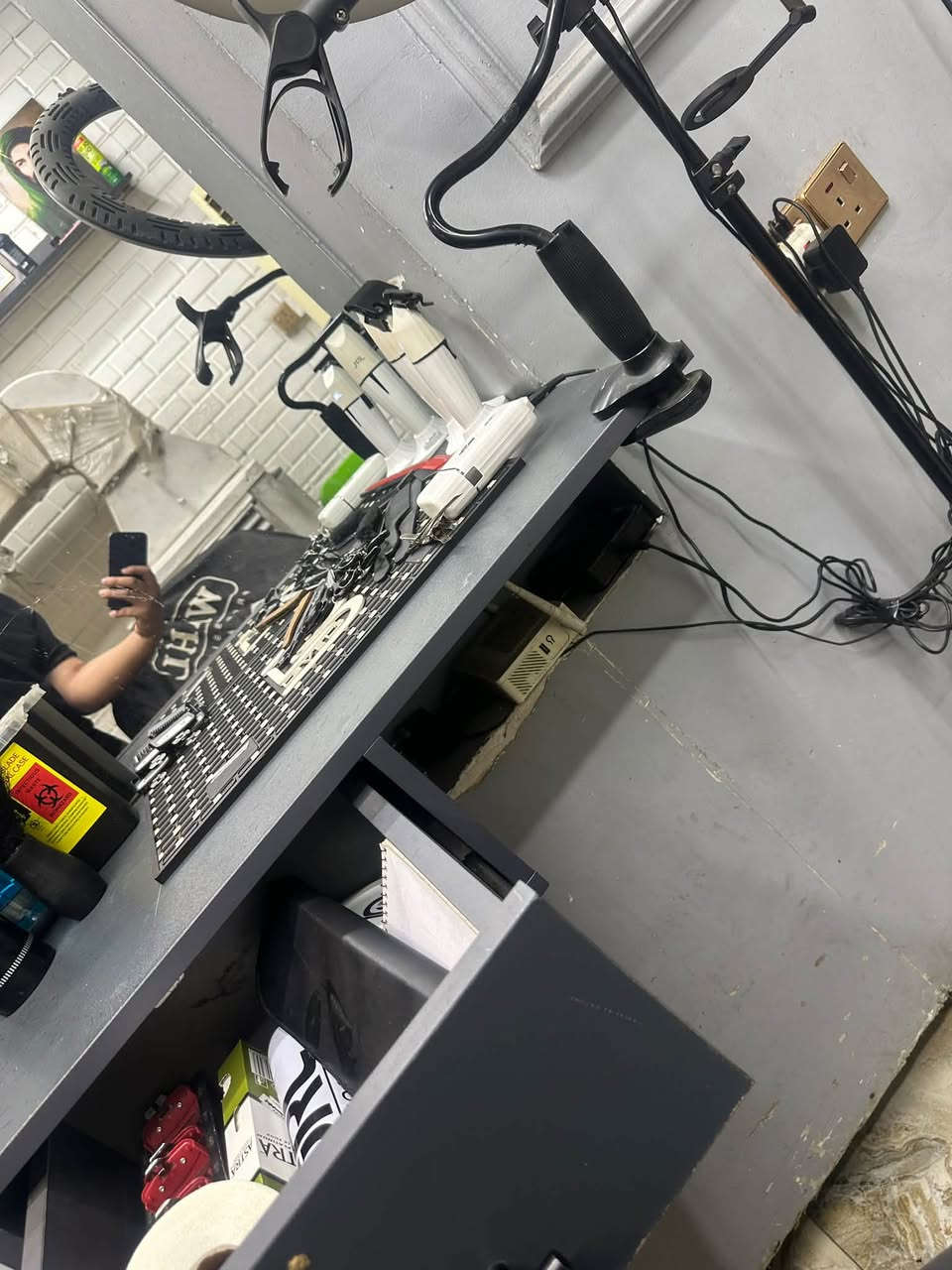 سلام عليكم غراض حلاقه للبيع 💈
ميز حلاقه عدد 4 
اناره  عدد 3 
قنفات حلاقه عدد 2 

***********☎️
