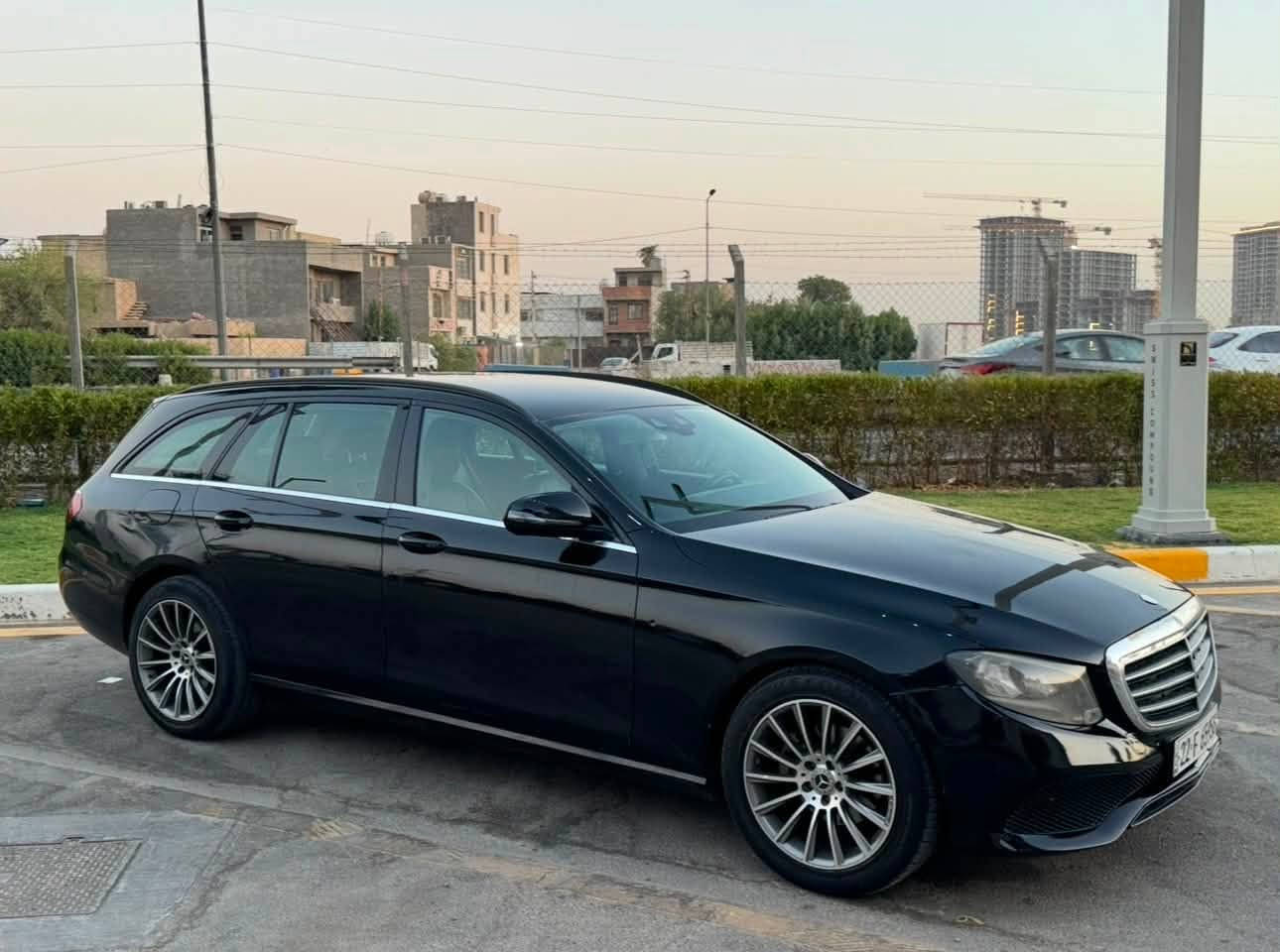 السلام عليكم
مارسيدس E200 Station موديل 2018 
محرك 4 سلندر 2000 تيربو كير محرك تبريد جديد 
السيارة بيها صبغ بابين و جاملغ 
رقم اربيل الجديد باسمي 
السعر 155 مكان السيارة بغداد الغزالية 
للاستفسار ***********
