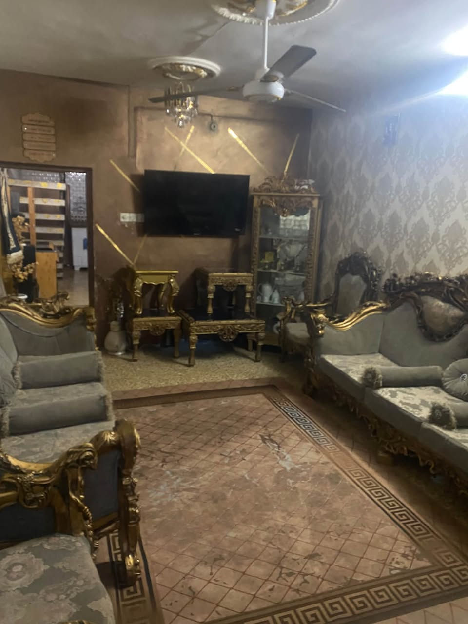 السلام عليكم بيت 75 متر طابقين طابو ملك صرف في الزعفرانيه شارع الكهرباء قرب سكله ابو سعد الثانيه البيت قريب على شارع العام يحتوي على 3 غرف وصاله ومطبخ وملحقات البيت نضيف واجهيته ملبوخه كامله ،
السعر 76 
مستعجلين على بيعته
***********
