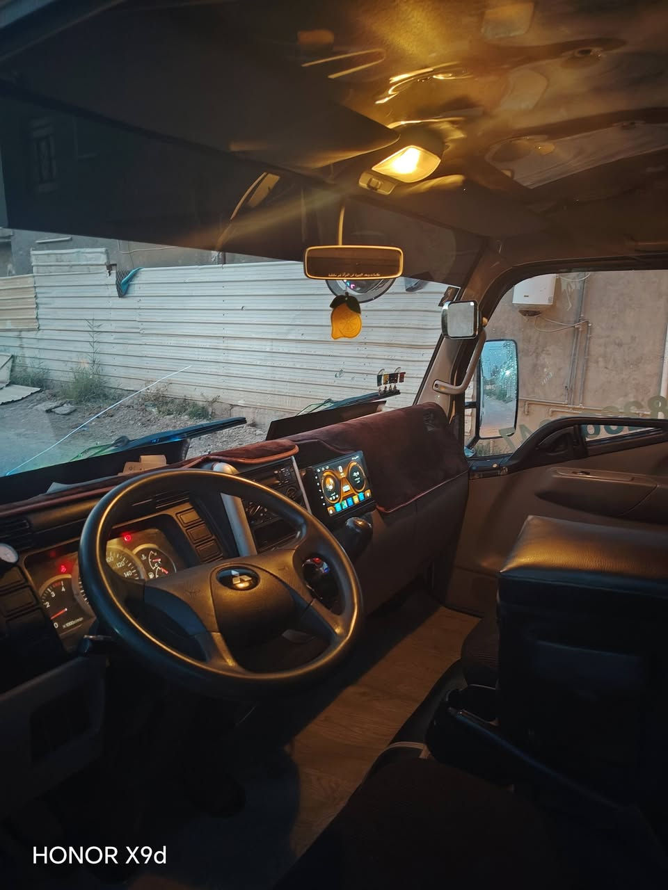 بسم الله الرحمن الرحيم
للبيع ميتسوبيشي كانتر فوسو (Mitsubishi Fuso) موديل 2020، نظيفة جداً وجاهزة للشغل فوراً بدون أي مصاريف.
​🔹 المواصفات والتفاصيل:
• الموديل: 2020
 مكفولة كفالة عامة (شاصي، محرك، كير، صبغ) – ما عدا طخة بسيطة بباب السكن ع كد شبر ومصلحة (بشرط الفحص أينما تحب)
• تخم تاير جديد ياباني أصلي (برجستون / Bridgestone)
•  ويل كب كروم طخم
• تبريد ثلج شغال 100%
• الرقم: بغداد حرف إنجليزي
•  جاهزة للعمل المباشر بدون أي نقص
• ملاحظة: الكاسحة مو ويا السيارة (تعود لصديق وتتنزل قبل البيع)
​📍 المكان: بغداد – الطارمية
💵 السعر: 240 ورقة (وبيه مجال بسيط للطيبين)
​📞 للتواصل والاستفسار:
• رقم الهاتف / واتساب: ***********

نص مكتوب في الصور:
- HONOR X9d