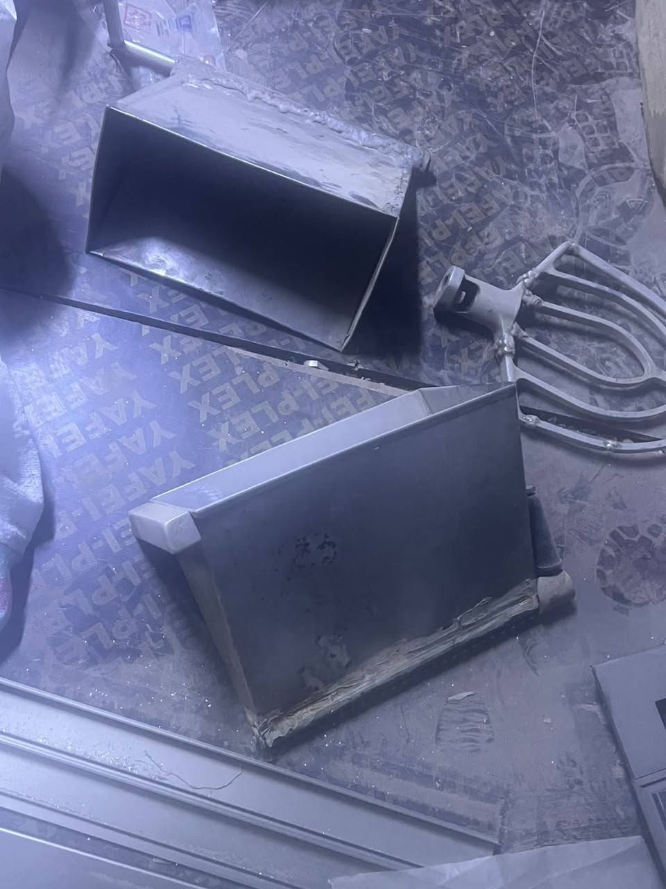 عدي  طوبات مال خلاط وجف وقيف للعجين مال كنافه للبيع انطي سعرك للاتصال ***********
