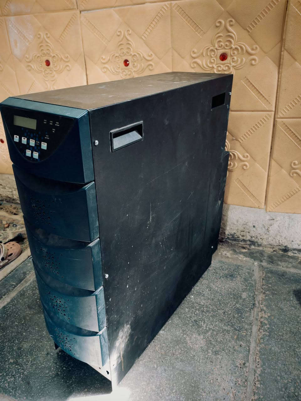 السلام عليكم UPS يحتاج بطاريات المواصفات  UPS صناعي 6KVA / 4.2KW بدون بطاريات 
UPS صناعي قدرة 6KVA – 4.2KW
Input: 230V AC – 50Hz
Output: 230V AC – 50Hz
Input Current: 20A
Output Current: 17A
صناعة أوروبية – اعلى سعر ابيع 
مكاني بغداد

