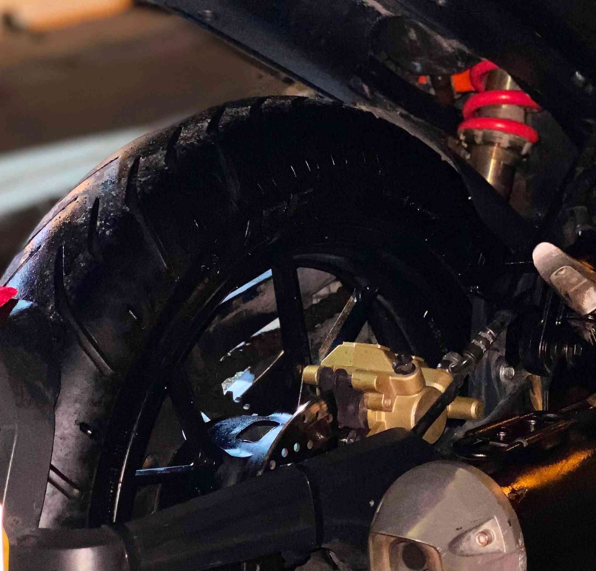 بسـم الله
دايوان ميـگا 2024 مكينه 200cc
- ماشية 26 الف

- ⚠️  رقم بغداد مميز مشروع وطـني يعني تحول وين ما يعجبك شرط تحويل ثاني يوم والدراجه بأسمي 

- الدراجه احلى من صور ومعتني بيها على اخر حباية 
———
التزويـدات ✅
- سلايدر ستيرن ذهبي
- سلايدر درع مكينه ذهبي
- حزام جاملغ خلفي
- دبل خلفي ياباني اصلي يعني انسى الطسه
- عنبار بريك رياضي اصلي

——-
مميزات الدراجه ✅
 
- تجي دبل خلفي واحد رياضي 
- تجي دسك امامي ودسك خلفي
- الدراجه كعدتها مريحه ومعروفه الNAKED BIKE
- الدراجه توها طالعه من ادامه كامله يعني بس ناقصها سايق

⚠️ للتنويه بلنسبه للبعض الي يكولون الدراجه مالها غراض ويكسرون بسعرها الدراجه غراضها موجوده عند دكتور دايوان وعلي چيز وهي نفسها غراضها مالدايوان لاتي فلتشيل هم الغراض

- السعر مليونين و750 الف وقابل للتفاوض 
 الجاد يتواصل وياي ع الواتساب .

الرقم ***********

اعذروني ع الاطاله ♥️

