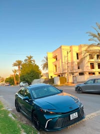كامري 2025 هايبرد se plus مواصفات الفول مو عاديه تجي فتحه وشاشه كبيره ...