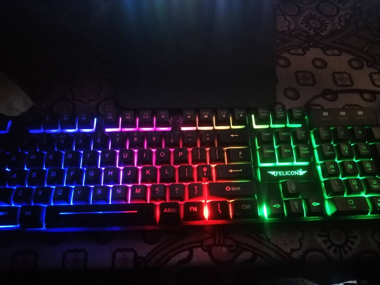 السلام عليكم (PC Games) للبيع: 
مواصفات التجميعه :
​المعالج: Intel Core i5-10400F
​كرت الشاشة: AMD Radeon RX 6700 XT (سعة 12GB) - كرت قوي جداً يشغل كل الالعاب القوية وبسلاسه
​الرامات: 16GB DDR4. 2×8
​التخزين:
​SSD بسعة 1TB (للسرعة العالية).
​HDD بسعة 1TB (للتخزين الإضافي).
7 ڤان يعني انسى شي اسمه حراره ( تحت الضغط حراره 70)
​الملحقات:
​الشاشة: GMAEON حجم 24 إنش، دقة عالية وتردد 144Hz (سلسة جداً بالألعاب). الشاشة كاملة مع الكارتون الخاص بها ومعها ضمان ثلاث سنوات استبدال 
​الإضافات: سماعة محيطية، كيبورد ميكانيكي، وماوس.
​الحاسبة جاهزة ومجربة، تشغل كل الألعاب الحديثة وبأداء عالي.
السعر [مراسله الصفحه او اتصل ***********] بسبب اصحاب النفوس الضعيفه
مكان التواجد: [ بغداد / الدورة ].

