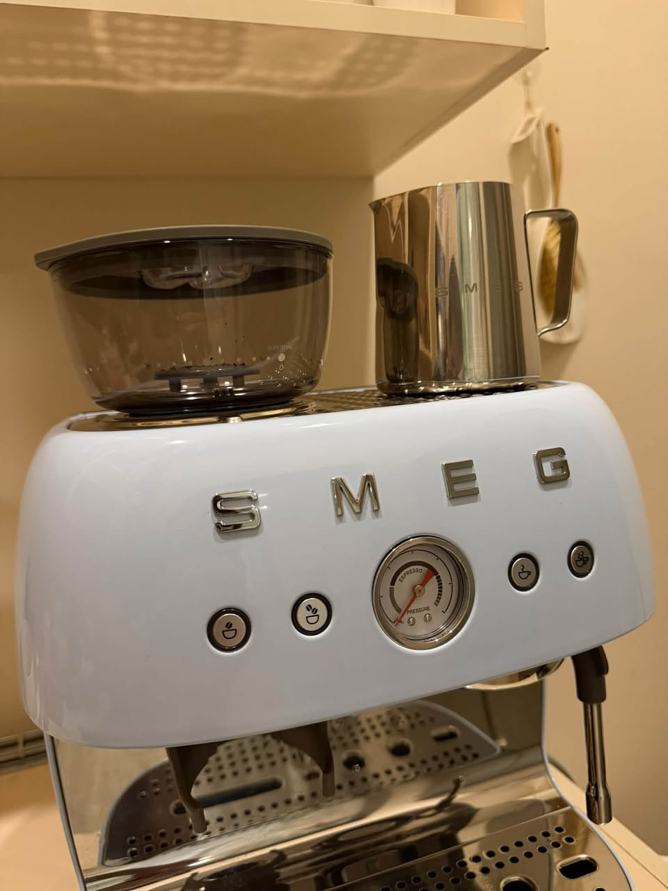 * ماكينة إسبريسو SMEG EGF0  مع مطحنة مدمجة.
• بورتافلتر 58m
* تعمل بنظام طحن وتحضير القهوة في نفس الماكينة.
* تحتوي على عصا تبخير للحليب.
* الماكينة بحالة جيدة ونظيفة كما موضح بالصور.
* تأتي مع ملحقاتها الظاهرة بالصورة، ومنها البورتافلتر والسلال وملحقات التنظيف.
* اللون: أزرق فاتح.
من خلال استخدامي لهذا الجهاز اقوى شي بيه هو المطحنة لان نادرا ما تجي الطاحونة ممتازة بجهاز مدمج ومن ثم قوة البخار .
