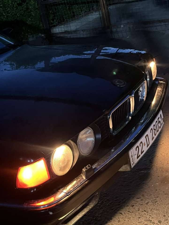 Bmw 735
مودیل1993 فول مواسفات
مکینە 35 بیلاد توماتیک 
عام بوو جواني لێدرانی نیە  زەربەی نیە پشت و پێش کەپس 
سقف سلاید چوار جام کارەبا ئێرباگ 
مەکینە و گێر هەمووی بەشەرت 2 وەرەقەی خرمێ لەسەرە مەجلەکی تیدایە *********** أربيل, العراق
